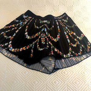 Givenchy Kids Pleated floral shorts